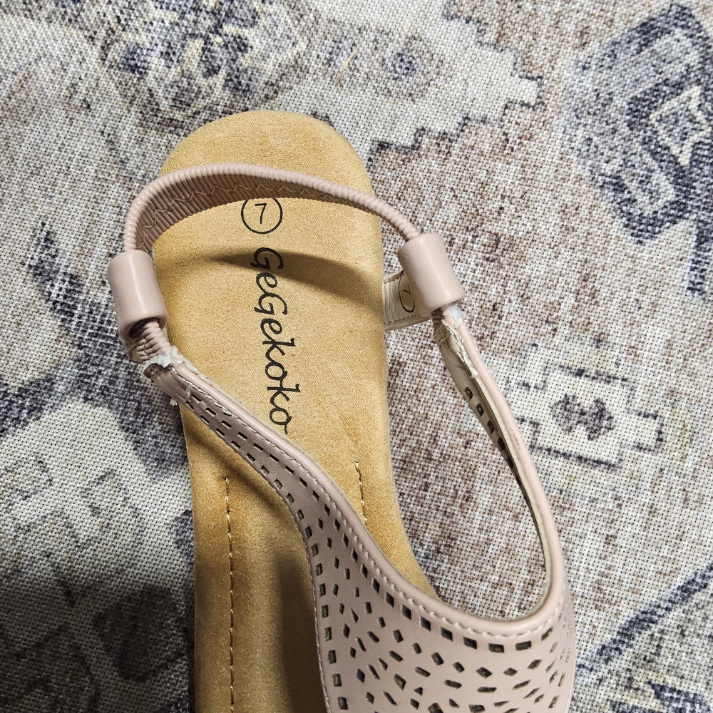 NWOT Cream Boho Sandals with T Strap and Open-Toe Design Size 7 - Picture 8 of 8
